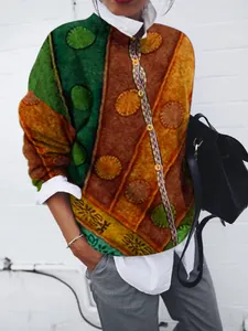 Primo piano dei vivaci motivi tribali geometrici su un cardigan spazzolato a maniche lunghe