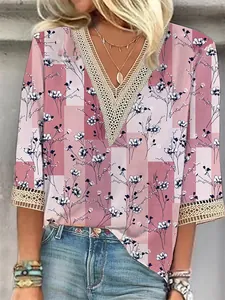 Detalle de la camiseta rosa con cuello en V, estampado floral y encaje blanco fino