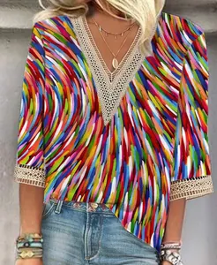 Camiseta de moda con cuello en V, estampado abstracto colorido y detalles de encaje