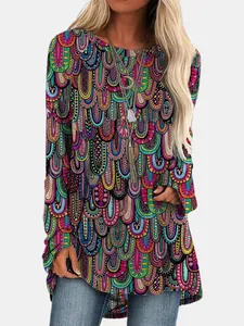 Detailweergave van de retro etnische print top met lange mouwen en levendige kleuren