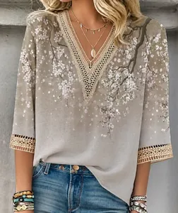 Detalle de camiseta con estampado floral, cuello en V y acabados de encaje beige fino