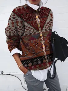 Dettaglio di un cardigan da donna con stampa etnica geometrica vintage in tessuto spazzolato.