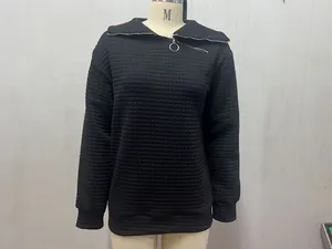 Detailansicht eines schwarzen Damen-Sweatshirts mit Waffelstruktur und diagonalem Reißverschluss