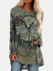 Gedetailleerd overzicht van de vintage libel- en klokprint op deze casual top met lange mouwen