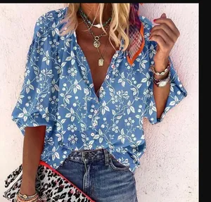 Vue détaillée d'un chemisier décontracté bleu à imprimé floral vintage et boutons.