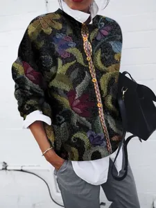 Vista dettagliata del cardigan da donna con stampa floreale vintage e bottoni