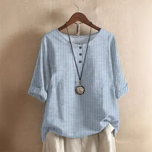Tunique décontractée rayée bleu clair pour femme avec boutons et collier pendentif