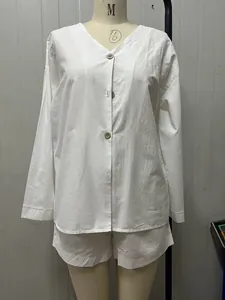 Vista dettagliata del set camicia e pantaloncini bianchi a due pezzi su manichino da sarta