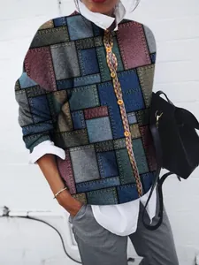 Vista dettagliata della stampa patchwork geometrica sulla giacca a maniche lunghe da donna