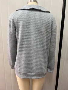 Detailansicht der Rückseite eines grauen Freizeit-Sweatshirts mit Waffelstruktur
