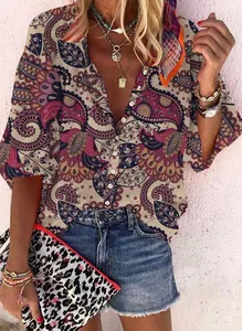 Dettaglio di camicia vintage con stampa paisley, scollo a V e bottoni da donna