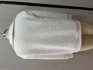 Rückansicht eines weißen gesteppten Sweatshirts mit feiner Gitterstruktur auf einer Modepuppe