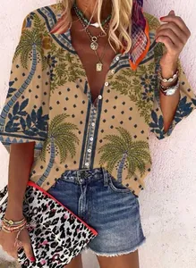 Dettaglio ravvicinato di una camicia bohémien con stampa palme e scollo a V casuale