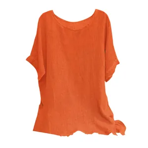 Gros plan sur la texture du lin d'un haut orange ample à col rond et manches courtes