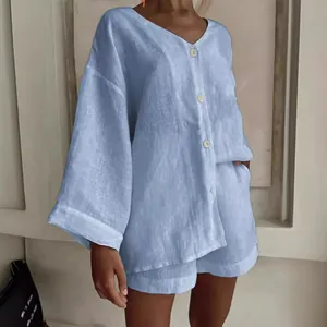 Set casual due pezzi in stile lino azzurro con camicia con scollo a V e pantaloncini