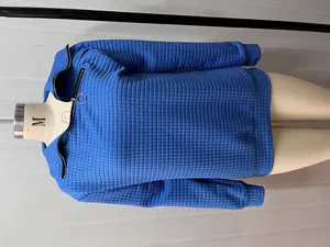 Detailaufnahme eines blauen gesteppten Sweatshirts mit diagonalem Reißverschluss