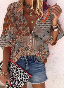 Dettaglio di camicia vintage con stampa patchwork paisley e scollo a V.