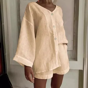 Elegante completo estivo da donna in lino con camicia con scollo a V e pantaloncini