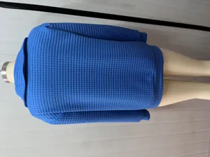 Nahaufnahme der blauen, gitterartigen Rückseite eines Damen-Sweatshirts