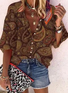 Vista dettagliata di una camicia vintage con stampa paisley, vestibilità ampia e scollo a V.
