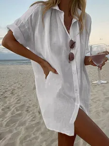Camisa blanca de algodón y lino para mujer en un entorno de playa relajado