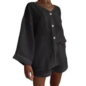 Set casual da donna estivo composto da camicia a maniche lunghe e pantaloncini neri