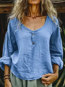 Primer plano de blusa casual de algodón y lino azul con mangas largas y cuello con botones