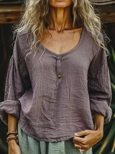 Detalle de camisa informal holgada de manga larga de algodón y lino en color púrpura