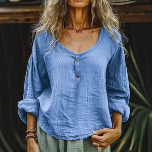 Camisa casual de lino y algodón azul para mujer con un elegante cuello de botones.