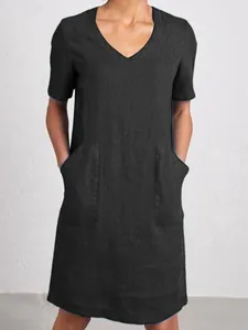 Lässiges schwarzes V-Ausschnitt Kurzarmkleid aus Baumwolle und Leinen mit Fronttaschen