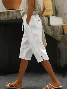 Détail d'un pantalon court en coton et lin blanc avec poches latérales en extérieur