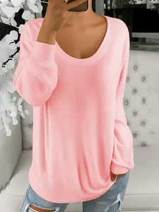 Dettaglio della morbida trama in maglia a coste rosa su questo maglione casual da donna