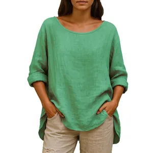 Casual los groen linnen T-shirt voor dames met ronde hals en een retro uitstraling.