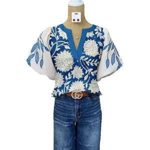 Blouse élégante à col en V, imprimé floral et manches bouffantes pour un look ethnique chic.