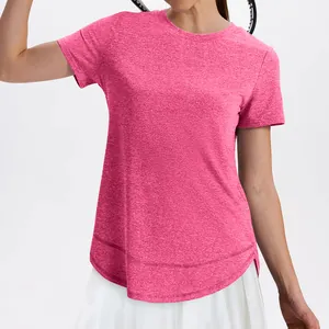 Detail van een los roze T-shirt voor dames met een ronde modieuze zoom