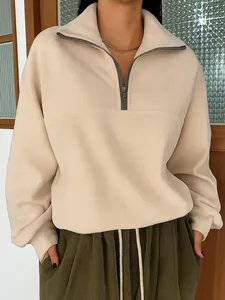 Vista dettagliata della felpa in pile beige da donna con mezza zip e colletto a risvolto