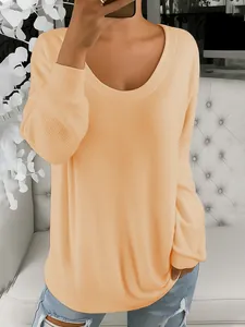 Maglione in maglia a coste color pesca casual e ampio con scollo a girocollo per lei