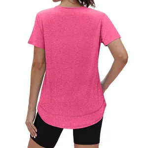 Achteraanzicht van een casual roze dames t-shirt met korte mouwen en een ronde zoomlijn.