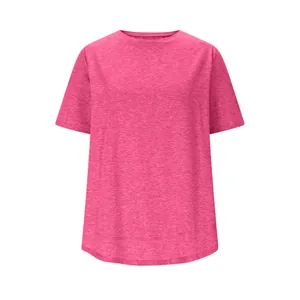 Gedetailleerd overzicht van een casual losse roze dames t-shirt met korte mouwen en ronde hals