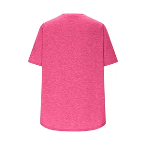 Achteraanzicht van een casual loszittend roze T-shirt met korte mouwen en een ronde hals