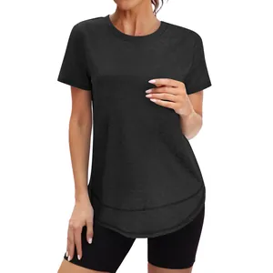 Vooraanzicht van een comfortabel loszittend zwart T-shirt met korte mouwen en ronde zoom
