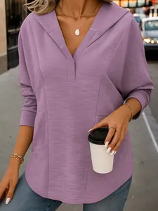 Detailansicht eines lila Strickpullovers mit Kapuze und V-Ausschnitt für Damen