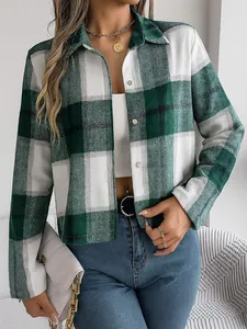 Detailopname van een groen-wit geruit kort jasje gedragen door een model in casual setting.