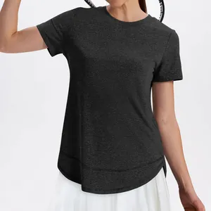 Detailweergave van dames donkergrijs los sport-T-shirt met korte mouwen en ronde hals