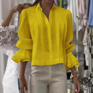 Elegante blusa plisada amarilla para mujer con puños volantes y un diseño sofisticado de polo