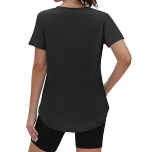 Achteraanzicht van een donkergrijs ruimvallend t-shirt met korte mouwen en een gebogen zoom