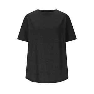 Detail van de donkergrijze stoftextuur en de gebogen zoom op een casual T-shirt met ronde hals