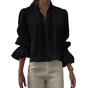 Elegante blusa plisada negra con cuello en V y puños acampanados para un look moderno