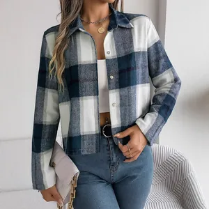 Stijlvol blauw-wit geruit overhemdjack voor dames, casual shacket met lange mouwen.