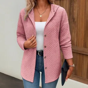Stylische gesteppte Damen-Kapuzenjacke in Rosa mit langen Ärmeln und vorderer Knopfleiste.